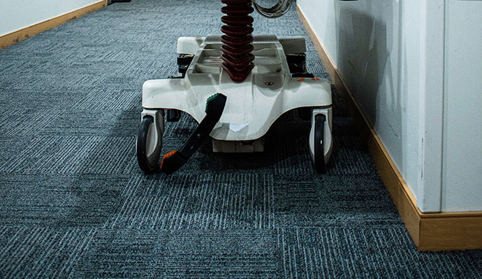 Floor cleaning robot