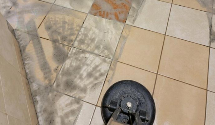 Cleaner cleaning dirty tile