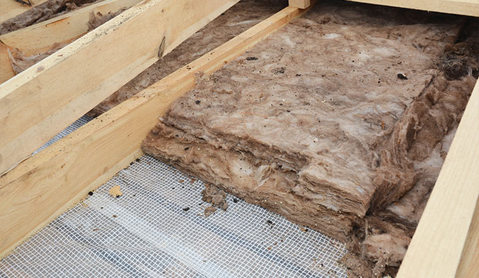 Water damaged insulation between wooden joists with mesh support