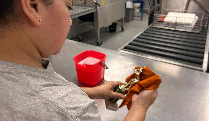 Expert cleaning metal utensils